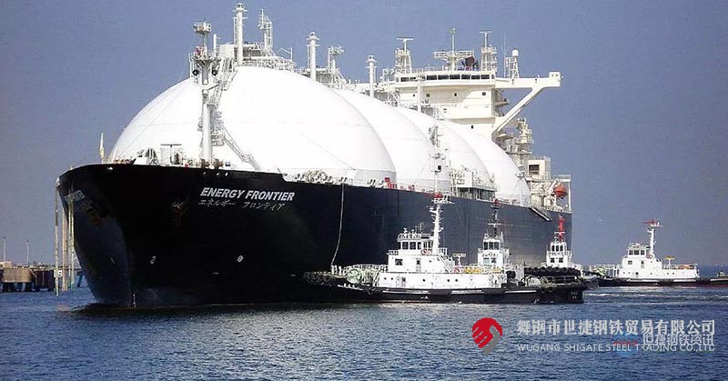 在河鋼集團舞鋼公司上下凝心聚力,對標一流,真抓實干,共克時艱的大氛圍下,3月初,從舞鋼二煉鋼傳來振奮人心的好消息:該廠9Ni鋼生產實現新突破,一舉打破不久之前剛剛創造的15連澆新紀錄,實現了16連澆,產品性能、質量、剩磁等技術指標均滿足相關標準要求,標志著舞鋼9Ni鋼生產技術水平再次實現新提升。 下一步,舞鋼將認真總結經驗,傳承革新,不斷攻關,實現9Ni鋼16爐連澆的常態化。在此基礎上,繼續加強研究,把9Ni鋼技術升級的成果向其他鋼種推廣,讓舞鋼高端產品競爭力得到持續不斷的提升。 9NI(9%Ni鋼)是1944年開發的W(Ni)一9%的中合金鋼,由美國國際鎳公司的產品研究實驗室研制成功,它是一種低碳調質鋼,組織為馬氏體加貝氏體。 9Ni鋼板,又稱06Ni9DR低溫容器鋼板06Ni9DR執行標準和成分性能詳解,是一種低溫壓力容器鋼板,主要用于低溫儲罐,LNG船舶及儲罐等低溫設備的制造。液化天然氣(LNG)動力汽車運輸船——7500車位汽車滾裝船由上海船舶研究設計院研發設計,是為德國大眾汽車集團制造的。舞鋼為其研發生產40毫米厚、-196℃超低溫沖擊韌性的9Ni(鎳)優質鋼板,實現替代進口。 1678721428129895.jpg 這種鋼材在極低溫度下具有良好的韌性和高強度,而且與奧氏體不銹鋼和鋁合金相比具有熱脹系數小,經濟性好,使用溫度最低可達一196℃,自1960年通過研究證明不進行焊后消除應力熱處理亦可安全使用以來,9%Ni鋼就成為用于制造大型LNG儲罐的主要材料之一。 鋼的主要特點是高鎳含量、高純凈度、較高強度、高的低溫沖擊韌性、良好焊接性能。通過研發,鋼材可以達到以下性能指標: 9%Ni鋼:ReH≥585MPa,Rm = 680~820MPa,A≥18%,-196℃,AKv(T)≥150J,AKv(T)≥80J(歐盟標準)。 9Ni鋼是國內外業界公認的高技術含量、高生產難度的鋼種,屬于“鋼板上的皇冠”。船用9Ni鋼主要應用于制造液化天然氣的存儲和運輸裝置,是低溫鋼材中技術水平最高、生產難度最大、附加值最高的產品之一,能否生產此類產品,是鋼鐵企業整體技術水平的重要標志。 作為國內僅有的數家具備供應高等級9Ni鋼的生產企業之一,河鋼舞鋼(0375-8137297)高度重視高等級9Ni鋼的開發和應用,研制的9Ni鋼順利通過6家主流船級社的認證,具備了批量生產大型船用9Ni鋼能力,供貨我國某陸地LNG燃料儲罐項目建造,并且成功出口國外。 9Ni鋼板標準: GB 24510-2009 EN 10028-4-2003 JIS G3127-2005 CCS-2007 ASME 9Ni490 X8Ni9+NT640 SL9N520 9Ni SA-353 9Ni590A X8Ni9+QT680 SL9N590 SA-553-1 9Ni590B X7Ni9+QT680 在河鋼集團舞鋼公司上下凝心聚力,對標一流,真抓實干,共克時艱的大氛圍下,3月初,從舞鋼二煉鋼傳來振奮人心的好消息:該廠9Ni鋼生產實現新突破,一舉打破不久之前剛剛創造的15連澆新紀錄,實現了16連澆,產品性能、質量、剩磁等技術指標均滿足相關標準要求,標志著舞鋼9Ni鋼生產技術水平再次實現新提升。 下一步,舞鋼將認真總結經驗,傳承革新,不斷攻關,實現9Ni鋼16爐連澆的常態化。在此基礎上,繼續加強研究,把9Ni鋼技術升級的成果向其他鋼種推廣,讓舞鋼高端產品競爭力得到持續不斷的提升。 9NI(9%Ni鋼)是1944年開發的W(Ni)一9%的中合金鋼,由美國國際鎳公司的產品研究實驗室研制成功,它是一種低碳調質鋼,組織為馬氏體加貝氏體。 9Ni鋼板,又稱06Ni9DR低溫容器鋼板06Ni9DR執行標準和成分性能詳解,是一種低溫壓力容器鋼板,主要用于低溫儲罐,LNG船舶及儲罐等低溫設備的制造。液化天然氣(LNG)動力汽車運輸船——7500車位汽車滾裝船由上海船舶研究設計院研發設計,是為德國大眾汽車集團制造的。舞鋼為其研發生產40毫米厚、-196℃超低溫沖擊韌性的9Ni(鎳)優質鋼板,實現替代進口。 1678721428129895.jpg 這種鋼材在極低溫度下具有良好的韌性和高強度,而且與奧氏體不銹鋼和鋁合金相比具有熱脹系數小,經濟性好,使用溫度最低可達一196℃,自1960年通過研究證明不進行焊后消除應力熱處理亦可安全使用以來,9%Ni鋼就成為用于制造大型LNG儲罐的主要材料之一。 鋼的主要特點是高鎳含量、高純凈度、較高強度、高的低溫沖擊韌性、良好焊接性能。通過研發,鋼材可以達到以下性能指標: 9%Ni鋼:ReH≥585MPa,Rm = 680~820MPa,A≥18%,-196℃,AKv(T)≥150J,AKv(T)≥80J(歐盟標準)。 9Ni鋼是國內外業界公認的高技術含量、高生產難度的鋼種,屬于“鋼板上的皇冠”。船用9Ni鋼主要應用于制造液化天然氣的存儲和運輸裝置,是低溫鋼材中技術水平最高、生產難度最大、附加值最高的產品之一,能否生產此類產品,是鋼鐵企業整體技術水平的重要標志。 作為國內僅有的數家具備供應高等級9Ni鋼的生產企業之一,河鋼舞鋼(0375-8137297)高度重視高等級9Ni鋼的開發和應用,研制的9Ni鋼順利通過6家主流船級社的認證,具備了批量生產大型船用9Ni鋼能力,供貨我國某陸地LNG燃料儲罐項目建造,并且成功出口國外。 9Ni鋼板標準: GB 24510-2009 EN 10028-4-2003 JIS G3127-2005 CCS-2007 ASME 9Ni490 X8Ni9+NT640 SL9N520 9Ni SA-353 9Ni590A X8Ni9+QT680 SL9N590 SA-553-1 9Ni590B X7Ni9+QT680