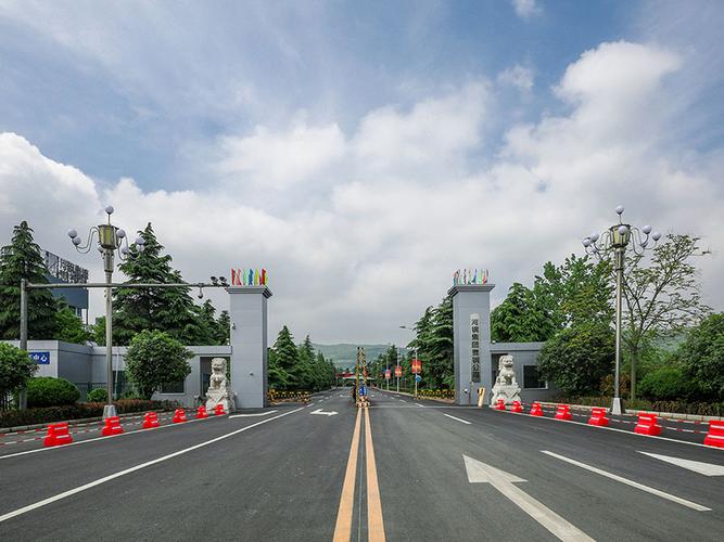 河鋼集團(tuán)舞陽(yáng)鋼鐵公司是我國(guó)寬厚鋼板生產(chǎn)科研基地。擁有4100mm+4100mm和4200mm+4300mm兩條技術(shù)先進(jìn)的雙機(jī)架寬厚鋼板生產(chǎn)線,配套有國(guó)內(nèi)寬厚板行業(yè)優(yōu)勢(shì)明顯的鋼錠模鑄線及鋼板熱處理設(shè)施,具有雄厚的研發(fā)制造實(shí)力。具有年產(chǎn)鋼500萬(wàn)噸、寬厚鋼板360萬(wàn)噸、銷(xiāo)售收入200億元的綜合實(shí)力。 河鋼集團(tuán)舞陽(yáng)鋼鐵公司是我國(guó)寬厚鋼板生產(chǎn)科研基地。擁有4100mm+4100mm和4200mm+4300mm兩條技術(shù)先進(jìn)的雙機(jī)架寬厚鋼板生產(chǎn)線,配套有國(guó)內(nèi)寬厚板行業(yè)優(yōu)勢(shì)明顯的鋼錠模鑄線及鋼板熱處理設(shè)施,具有雄厚的研發(fā)制造實(shí)力。具有年產(chǎn)鋼500萬(wàn)噸、寬厚鋼板360萬(wàn)噸、銷(xiāo)售收入200億元的綜合實(shí)力。