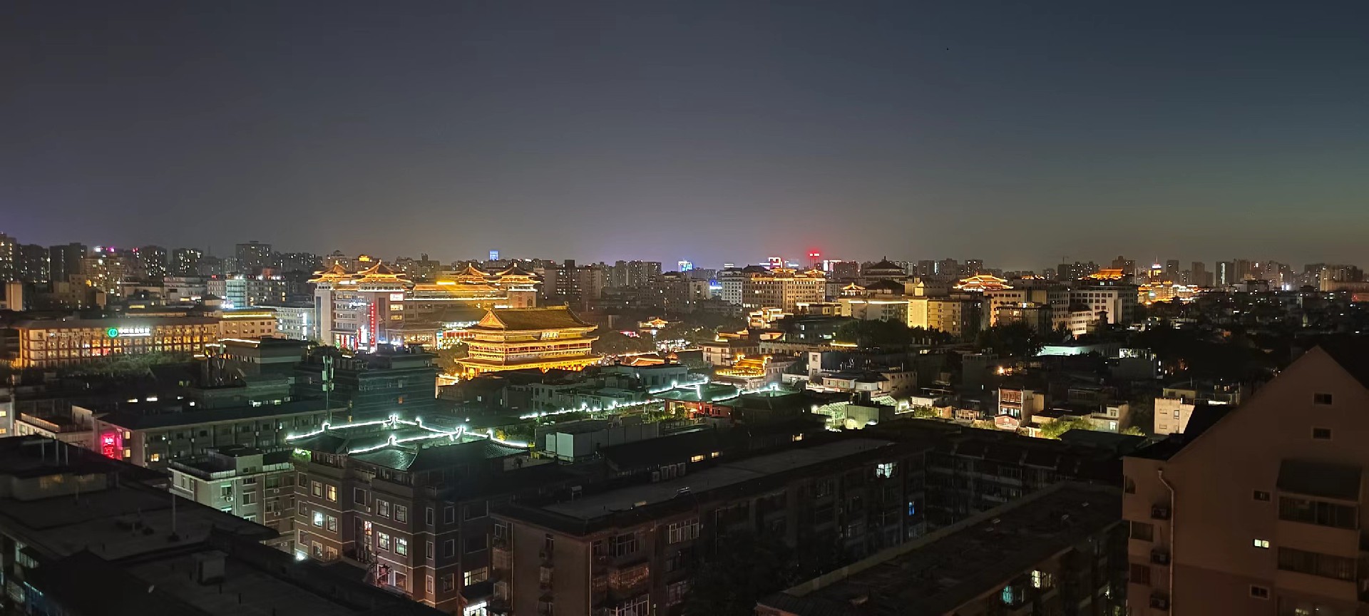 西安是國務院公布的首批國家歷史文化名城,有西周、秦、西漢、唐等在內的13個朝代在此建都,是世界四大古都之一,中國古都學會認定的中國建都朝代最多、帝都歷史最長的古都。曾經作為中國首都和政治、經濟、文化中心長達1100多年。旅游景點有秦始皇兵馬俑博物館、大雁塔、陜西歷史博物館、華清池景區、碑林博物館等 西安是國務院公布的首批國家歷史文化名城,有西周、秦、西漢、唐等在內的13個朝代在此建都,是世界四大古都之一,中國古都學會認定的中國建都朝代最多、帝都歷史最長的古都。曾經作為中國首都和政治、經濟、文化中心長達1100多年。旅游景點有秦始皇兵馬俑博物館、大雁塔、陜西歷史博物館、華清池景區、碑林博物館等