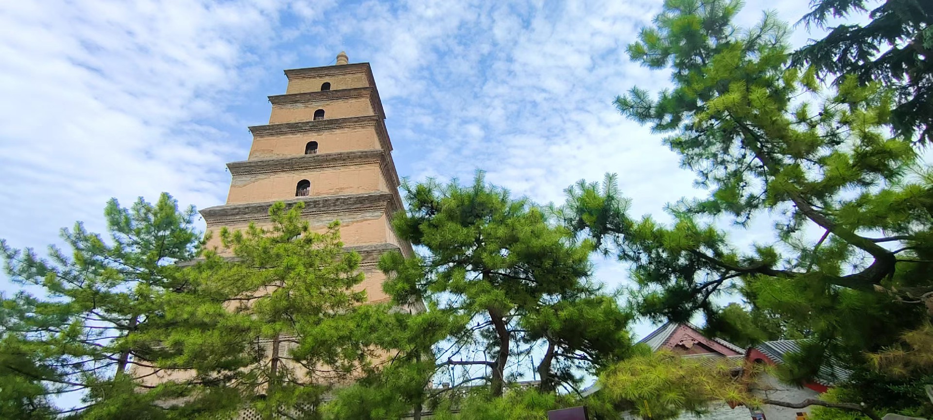 西安是國務院公布的首批國家歷史文化名城,有西周、秦、西漢、唐等在內的13個朝代在此建都,是世界四大古都之一,中國古都學會認定的中國建都朝代最多、帝都歷史最長的古都。曾經作為中國首都和政治、經濟、文化中心長達1100多年。旅游景點有秦始皇兵馬俑博物館、大雁塔、陜西歷史博物館、華清池景區、碑林博物館等 西安是國務院公布的首批國家歷史文化名城,有西周、秦、西漢、唐等在內的13個朝代在此建都,是世界四大古都之一,中國古都學會認定的中國建都朝代最多、帝都歷史最長的古都。曾經作為中國首都和政治、經濟、文化中心長達1100多年。旅游景點有秦始皇兵馬俑博物館、大雁塔、陜西歷史博物館、華清池景區、碑林博物館等