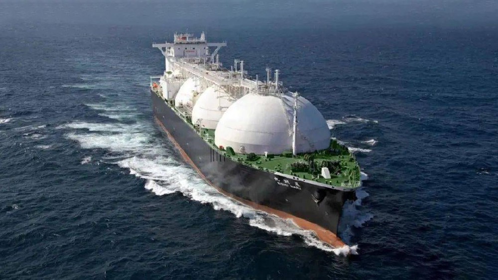 本報訊 9月20日,在萬里長江入海口北側的江蘇省啟東市,由南通中集太平洋海洋工程有限公司采用河鋼集團舞鋼公司高錳鋼制造的國內首臺套高錳鋼船“GasChemPhoenix”用燃料罐交付使用。舞鋼生產的高錳鋼在國內率先實現了實船應用,標志著新一代低成本、高性能超低溫用國產高錳鋼從材料的基礎研究向國內工程應用邁出了堅實的一步,對高錳低溫鋼的推廣和應用具有里程碑式的意義。 LNG(液化天然氣)新型低溫材料高錳鋼,是一種錳含量在22%~25%、不含鎳的一種純奧氏體合金鋼,具有良好低溫韌性、高強度、高延展性能,相比目前傳統(tǒng)LNG船罐材料所用的鎳系低溫鋼,有更加明顯的經濟效益。因此高錳鋼的應用對于LNG船舶制造企業(yè)降低生產成本、提升市場競爭力等方面有著重要的實際意義。 1728719721157406.jpg 為助力國家清潔能源水上應用,落實河鋼集團戰(zhàn)略部署,舞鋼作為中國特鋼生產基地,于2019年在國內率先工業(yè)化生產出不同厚度規(guī)格(8毫米~63.5毫米)的高錳鋼板。經中國船舶重工集團公司某研究所檢驗,該產品塑韌性優(yōu)良,指標遠超IMO(國際海事組織)和船規(guī)的最新要求,達到國際先進水平,打破了國外長期壟斷船用LNG高錳鋼的局面,率先填補了國內該種鋼材生產技術空白。 2022年以來,為了加速高錳鋼實船應用,由船級社、舞鋼、南通中集太平洋海洋工程有限公司及研究院所等單位共同組建聯(lián)合研發(fā)團隊,突破了高錳鋼的材料性能調控、焊材研發(fā)匹配、儲罐成型制備等一系列技術瓶頸,并發(fā)布了產品標準和應用指南,實現了我國高錳鋼從材料到應用全產業(yè)鏈條的原始創(chuàng)新。 本報訊 9月20日,在萬里長江入海口北側的江蘇省啟東市,由南通中集太平洋海洋工程有限公司采用河鋼集團舞鋼公司高錳鋼制造的國內首臺套高錳鋼船“GasChemPhoenix”用燃料罐交付使用。舞鋼生產的高錳鋼在國內率先實現了實船應用,標志著新一代低成本、高性能超低溫用國產高錳鋼從材料的基礎研究向國內工程應用邁出了堅實的一步,對高錳低溫鋼的推廣和應用具有里程碑式的意義。 LNG(液化天然氣)新型低溫材料高錳鋼,是一種錳含量在22%~25%、不含鎳的一種純奧氏體合金鋼,具有良好低溫韌性、高強度、高延展性能,相比目前傳統(tǒng)LNG船罐材料所用的鎳系低溫鋼,有更加明顯的經濟效益。因此高錳鋼的應用對于LNG船舶制造企業(yè)降低生產成本、提升市場競爭力等方面有著重要的實際意義。 1728719721157406.jpg 為助力國家清潔能源水上應用,落實河鋼集團戰(zhàn)略部署,舞鋼作為中國特鋼生產基地,于2019年在國內率先工業(yè)化生產出不同厚度規(guī)格(8毫米~63.5毫米)的高錳鋼板。經中國船舶重工集團公司某研究所檢驗,該產品塑韌性優(yōu)良,指標遠超IMO(國際海事組織)和船規(guī)的最新要求,達到國際先進水平,打破了國外長期壟斷船用LNG高錳鋼的局面,率先填補了國內該種鋼材生產技術空白。 2022年以來,為了加速高錳鋼實船應用,由船級社、舞鋼、南通中集太平洋海洋工程有限公司及研究院所等單位共同組建聯(lián)合研發(fā)團隊,突破了高錳鋼的材料性能調控、焊材研發(fā)匹配、儲罐成型制備等一系列技術瓶頸,并發(fā)布了產品標準和應用指南,實現了我國高錳鋼從材料到應用全產業(yè)鏈條的原始創(chuàng)新。