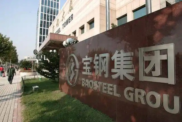 鋼鐵行業(yè)是全球工業(yè)體系中的重要支柱之一,其產(chǎn)品廣泛應(yīng)用于基礎(chǔ)設(shè)施建設(shè)、機(jī)械制造、汽車工業(yè)等領(lǐng)域。隨著全球工業(yè)化進(jìn)程的不斷深入,鋼鐵行業(yè)呈現(xiàn)出國際化競爭格局。在眾多鋼鐵制造企業(yè)中,有6家公司以其出色的經(jīng)營業(yè)績和強(qiáng)大的市場地位脫穎而出,成為了世界鋼鐵制造業(yè)的領(lǐng)軍企業(yè)。  第一，是總部位于中國的寶鋼集團(tuán)。寶鋼集團(tuán)創(chuàng)立于1992年,作為中國最大的鋼鐵生產(chǎn)企業(yè),其年產(chǎn)鋼鐵超過1億噸,在全球鋼鐵企業(yè)中居首位。寶鋼集團(tuán)擁有先進(jìn)的煉鋼技術(shù)和完善的產(chǎn)業(yè)鏈,產(chǎn)品涵蓋了碳鋼、合金鋼、不銹鋼等多個品類,廣泛應(yīng)用于汽車、家電、建筑等領(lǐng)域。在國內(nèi)市場上,寶鋼集團(tuán)占據(jù)主導(dǎo)地位,同時也積極拓展海外市場,在全球范圍內(nèi)享有較高的品牌知名度。   第二，是同樣總部設(shè)在中國的武鋼集團(tuán)。武鋼集團(tuán)成立于1958年,是中國最早的鋼鐵生產(chǎn)企業(yè)之一,擁有悠久的歷史和豐富的生產(chǎn)經(jīng)驗。該集團(tuán)主營碳鋼和合金鋼的生產(chǎn),年產(chǎn)量超過5000萬噸,位居全球第二。武鋼集團(tuán)不僅在國內(nèi)市場占有重要地位,同時也積極開拓海外市場,產(chǎn)品遠(yuǎn)銷歐洲、東南亞等地區(qū)。近年來,武鋼集團(tuán)通過并購重組等方式不斷擴(kuò)大產(chǎn)能,提升了其在全球鋼鐵行業(yè)的影響力。   第三，是總部位于印度的塔塔鋼鐵公司。塔塔鋼鐵公司成立于1907年,是全球歷史最悠久的鋼鐵制造企業(yè)之一。該公司年產(chǎn)鋼鐵超過1800萬噸,產(chǎn)品涵蓋了碳鋼、合金鋼、不銹鋼等種類,廣泛應(yīng)用于汽車、基礎(chǔ)設(shè)施、機(jī)械制造等領(lǐng)域。憑借雄厚的技術(shù)實力和優(yōu)秀的管理團(tuán)隊,塔塔鋼鐵公司在全球鋼鐵市場上占據(jù)了重要地位,在發(fā)展中國家市場尤其具有優(yōu)勢。   第四，是總部位于日本的新日鐵住金株式會社。新日鐵住金株式會社是日本最大的鋼鐵制造企業(yè),年產(chǎn)鋼鐵約4500萬噸,位居全球第四。該公司擁有業(yè)內(nèi)領(lǐng)先的技術(shù)水平,在煉鋼、軋鋼等工藝上均有很強(qiáng)的競爭力。同時,新日鐵住金還積極推動產(chǎn)品創(chuàng)新,開發(fā)出多種高性能鋼材,廣泛應(yīng)用于汽車制造、電子電器等行業(yè)。憑借雄厚的技術(shù)實力和優(yōu)質(zhì)的產(chǎn)品,新日鐵住金在日本國內(nèi)以及東亞地區(qū)市場占據(jù)主導(dǎo)地位。   第五,是總部位于韓國的POSCO。POSCO創(chuàng)立于1968年,是韓國最大的鋼鐵制造企業(yè),年產(chǎn)鋼鐵約4000萬噸。POSCO在煉鋼技術(shù)、產(chǎn)品研發(fā)等方面均處于業(yè)內(nèi)領(lǐng)先水平,旗下?lián)碛卸嗉液Ｍ庾庸?業(yè)務(wù)覆蓋全球主要市場。近年來,POSCO不斷優(yōu)化產(chǎn)品結(jié)構(gòu),提升高附加值鋼材的占比,在汽車制造、電子等領(lǐng)域具有較強(qiáng)的市場競爭力。憑借優(yōu)秀的經(jīng)營業(yè)績和穩(wěn)健的財務(wù)狀況,POSCO在全球鋼鐵行業(yè)中占據(jù)重要地位。   第六,是總部位于美國的美國鋼鐵公司。美國鋼鐵公司創(chuàng)立于1901年,是美國最大的鋼鐵制造企業(yè),年產(chǎn)鋼鐵約1600萬噸。該公司在碳鋼、不銹鋼等品類的生產(chǎn)上均具有較強(qiáng)的技術(shù)實力,產(chǎn)品廣泛應(yīng)用于汽車制造、基礎(chǔ)設(shè)施建設(shè)等領(lǐng)域。近年來,美國鋼鐵公司通過資產(chǎn)重組和技術(shù)創(chuàng)新等措施,不斷提升自身競爭力,在北美市場保持領(lǐng)先地位。   舉報/反饋