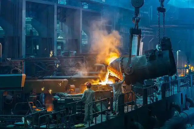 鋼鐵行業(yè)是全球工業(yè)體系中的重要支柱之一,其產(chǎn)品廣泛應(yīng)用于基礎(chǔ)設(shè)施建設(shè)、機(jī)械制造、汽車工業(yè)等領(lǐng)域。隨著全球工業(yè)化進(jìn)程的不斷深入,鋼鐵行業(yè)呈現(xiàn)出國際化競爭格局。在眾多鋼鐵制造企業(yè)中,有6家公司以其出色的經(jīng)營業(yè)績和強(qiáng)大的市場地位脫穎而出,成為了世界鋼鐵制造業(yè)的領(lǐng)軍企業(yè)。  第一，是總部位于中國的寶鋼集團(tuán)。寶鋼集團(tuán)創(chuàng)立于1992年,作為中國最大的鋼鐵生產(chǎn)企業(yè),其年產(chǎn)鋼鐵超過1億噸,在全球鋼鐵企業(yè)中居首位。寶鋼集團(tuán)擁有先進(jìn)的煉鋼技術(shù)和完善的產(chǎn)業(yè)鏈,產(chǎn)品涵蓋了碳鋼、合金鋼、不銹鋼等多個品類,廣泛應(yīng)用于汽車、家電、建筑等領(lǐng)域。在國內(nèi)市場上,寶鋼集團(tuán)占據(jù)主導(dǎo)地位,同時也積極拓展海外市場,在全球范圍內(nèi)享有較高的品牌知名度。   第二，是同樣總部設(shè)在中國的武鋼集團(tuán)。武鋼集團(tuán)成立于1958年,是中國最早的鋼鐵生產(chǎn)企業(yè)之一,擁有悠久的歷史和豐富的生產(chǎn)經(jīng)驗。該集團(tuán)主營碳鋼和合金鋼的生產(chǎn),年產(chǎn)量超過5000萬噸,位居全球第二。武鋼集團(tuán)不僅在國內(nèi)市場占有重要地位,同時也積極開拓海外市場,產(chǎn)品遠(yuǎn)銷歐洲、東南亞等地區(qū)。近年來,武鋼集團(tuán)通過并購重組等方式不斷擴(kuò)大產(chǎn)能,提升了其在全球鋼鐵行業(yè)的影響力。   第三，是總部位于印度的塔塔鋼鐵公司。塔塔鋼鐵公司成立于1907年,是全球歷史最悠久的鋼鐵制造企業(yè)之一。該公司年產(chǎn)鋼鐵超過1800萬噸,產(chǎn)品涵蓋了碳鋼、合金鋼、不銹鋼等種類,廣泛應(yīng)用于汽車、基礎(chǔ)設(shè)施、機(jī)械制造等領(lǐng)域。憑借雄厚的技術(shù)實力和優(yōu)秀的管理團(tuán)隊,塔塔鋼鐵公司在全球鋼鐵市場上占據(jù)了重要地位,在發(fā)展中國家市場尤其具有優(yōu)勢。   第四，是總部位于日本的新日鐵住金株式會社。新日鐵住金株式會社是日本最大的鋼鐵制造企業(yè),年產(chǎn)鋼鐵約4500萬噸,位居全球第四。該公司擁有業(yè)內(nèi)領(lǐng)先的技術(shù)水平,在煉鋼、軋鋼等工藝上均有很強(qiáng)的競爭力。同時,新日鐵住金還積極推動產(chǎn)品創(chuàng)新,開發(fā)出多種高性能鋼材,廣泛應(yīng)用于汽車制造、電子電器等行業(yè)。憑借雄厚的技術(shù)實力和優(yōu)質(zhì)的產(chǎn)品,新日鐵住金在日本國內(nèi)以及東亞地區(qū)市場占據(jù)主導(dǎo)地位。   第五,是總部位于韓國的POSCO。POSCO創(chuàng)立于1968年,是韓國最大的鋼鐵制造企業(yè),年產(chǎn)鋼鐵約4000萬噸。POSCO在煉鋼技術(shù)、產(chǎn)品研發(fā)等方面均處于業(yè)內(nèi)領(lǐng)先水平,旗下?lián)碛卸嗉液Ｍ庾庸?業(yè)務(wù)覆蓋全球主要市場。近年來,POSCO不斷優(yōu)化產(chǎn)品結(jié)構(gòu),提升高附加值鋼材的占比,在汽車制造、電子等領(lǐng)域具有較強(qiáng)的市場競爭力。憑借優(yōu)秀的經(jīng)營業(yè)績和穩(wěn)健的財務(wù)狀況,POSCO在全球鋼鐵行業(yè)中占據(jù)重要地位。   第六,是總部位于美國的美國鋼鐵公司。美國鋼鐵公司創(chuàng)立于1901年,是美國最大的鋼鐵制造企業(yè),年產(chǎn)鋼鐵約1600萬噸。該公司在碳鋼、不銹鋼等品類的生產(chǎn)上均具有較強(qiáng)的技術(shù)實力,產(chǎn)品廣泛應(yīng)用于汽車制造、基礎(chǔ)設(shè)施建設(shè)等領(lǐng)域。近年來,美國鋼鐵公司通過資產(chǎn)重組和技術(shù)創(chuàng)新等措施,不斷提升自身競爭力,在北美市場保持領(lǐng)先地位。   舉報/反饋