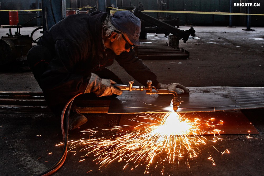 在工業生產中,鋼板切割是一項至關重要的工藝,廣泛應用于機械制造、建筑、橋梁建設等多個領域。為了滿足不同項目的需求,鋼板切割采用了多種加工方式。本文將詳細介紹鋼板切割中常見的幾種加工方式,包括火焰切割、激光切割、等離子切割、水刀切割以及機械切割等。 一、火焰切割 火焰切割是利用氧氣和乙炔的燃燒產生的高溫火焰來切割鋼板的一種加工方式。在切割過程中,火焰將鋼板局部加熱至熔化狀態,同時氧氣流將熔化的金屬吹走,形成切口。火焰切割設備相對簡單,成本低廉,適用于切割厚度較大的鋼板。然而,由于切割過程中產生的熱影響區較大,易導致鋼板變形和材質變化,因此精度和表面質量相對較低。 二、激光切割 激光切割是利用高功率密度的激光束照射鋼板表面,使鋼板迅速熔化、汽化或達到點燃點,同時以高速氣流將熔化或燃燒的金屬吹走,形成切口。激光切割具有切割速度快、精度高、熱影響區小等優點,特別適用于切割薄板和中厚板。此外,激光切割還能實現自動化和智能化生產,提高生產效率。 三、等離子切割 等離子切割是利用高溫、高速度的等離子氣體流對鋼板進行切割的一種加工方式。在切割過程中,等離子氣體流將鋼板局部熔化,并通過氣流將熔化的金屬吹走。等離子切割適用于切割中厚板和厚板,具有切割速度快、熱影響區小、切口平整等優點。然而,等離子切割設備的成本較高,維護也相對復雜。 四、水刀切割 水刀切割是利用高壓水流對鋼板進行切割的一種加工方式。在切割過程中,高壓水流將鋼板局部沖蝕,形成切口。水刀切割具有切割精度高、表面質量好、無熱影響區等優點,特別適用于切割薄板和對表面質量要求較高的項目。此外,水刀切割還能實現綠色生產,減少環境污染。 五、機械切割 機械切割是利用切割機械對鋼板進行切割的一種加工方式,如鋸床切割、銑床切割等。機械切割適用于切割各種厚度和材質的鋼板,具有切割精度高、切口平整、適應性強等優點。然而,機械切割的速度相對較慢,生產效率較低,且對于較厚的鋼板,切割難度較大。 在選擇鋼板切割加工方式時,需要根據項目的具體需求、鋼板的厚度和材質、生產效率和成本等因素進行綜合考慮。對于要求高精度、高表面質量的切割項目,激光切割和水刀切割是較為理想的選擇;對于切割厚度較大、對表面質量要求不高的項目,火焰切割和等離子切割則更具優勢;而對于需要靈活應對各種切割需求的場景,機械切割則是一種可靠的選擇。 總之,隨著科技的不斷進步和工業生產的不斷發展,鋼板切割加工方式也在不斷創新和完善。了解各種加工方式的優缺點,并根據實際需求選擇合適的加工方式,對于提高鋼板切割的質量和效率具有重要意義。 在工業生產中,鋼板切割是一項至關重要的工藝,廣泛應用于機械制造、建筑、橋梁建設等多個領域。為了滿足不同項目的需求,鋼板切割采用了多種加工方式。本文將詳細介紹鋼板切割中常見的幾種加工方式,包括火焰切割、激光切割、等離子切割、水刀切割以及機械切割等。 一、火焰切割 火焰切割是利用氧氣和乙炔的燃燒產生的高溫火焰來切割鋼板的一種加工方式。在切割過程中,火焰將鋼板局部加熱至熔化狀態,同時氧氣流將熔化的金屬吹走,形成切口。火焰切割設備相對簡單,成本低廉,適用于切割厚度較大的鋼板。然而,由于切割過程中產生的熱影響區較大,易導致鋼板變形和材質變化,因此精度和表面質量相對較低。 二、激光切割 激光切割是利用高功率密度的激光束照射鋼板表面,使鋼板迅速熔化、汽化或達到點燃點,同時以高速氣流將熔化或燃燒的金屬吹走,形成切口。激光切割具有切割速度快、精度高、熱影響區小等優點,特別適用于切割薄板和中厚板。此外,激光切割還能實現自動化和智能化生產,提高生產效率。 三、等離子切割 等離子切割是利用高溫、高速度的等離子氣體流對鋼板進行切割的一種加工方式。在切割過程中,等離子氣體流將鋼板局部熔化,并通過氣流將熔化的金屬吹走。等離子切割適用于切割中厚板和厚板,具有切割速度快、熱影響區小、切口平整等優點。然而,等離子切割設備的成本較高,維護也相對復雜。 四、水刀切割 水刀切割是利用高壓水流對鋼板進行切割的一種加工方式。在切割過程中,高壓水流將鋼板局部沖蝕,形成切口。水刀切割具有切割精度高、表面質量好、無熱影響區等優點,特別適用于切割薄板和對表面質量要求較高的項目。此外,水刀切割還能實現綠色生產,減少環境污染。 五、機械切割 機械切割是利用切割機械對鋼板進行切割的一種加工方式,如鋸床切割、銑床切割等。機械切割適用于切割各種厚度和材質的鋼板,具有切割精度高、切口平整、適應性強等優點。然而,機械切割的速度相對較慢,生產效率較低,且對于較厚的鋼板,切割難度較大。 在選擇鋼板切割加工方式時,需要根據項目的具體需求、鋼板的厚度和材質、生產效率和成本等因素進行綜合考慮。對于要求高精度、高表面質量的切割項目,激光切割和水刀切割是較為理想的選擇;對于切割厚度較大、對表面質量要求不高的項目,火焰切割和等離子切割則更具優勢;而對于需要靈活應對各種切割需求的場景,機械切割則是一種可靠的選擇。 總之,隨著科技的不斷進步和工業生產的不斷發展,鋼板切割加工方式也在不斷創新和完善。了解各種加工方式的優缺點,并根據實際需求選擇合適的加工方式,對于提高鋼板切割的質量和效率具有重要意義。