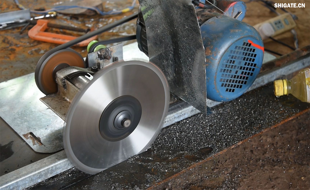 在工業生產中,鋼板切割是一項至關重要的工藝,廣泛應用于機械制造、建筑、橋梁建設等多個領域。為了滿足不同項目的需求,鋼板切割采用了多種加工方式。本文將詳細介紹鋼板切割中常見的幾種加工方式,包括火焰切割、激光切割、等離子切割、水刀切割以及機械切割等。 一、火焰切割 火焰切割是利用氧氣和乙炔的燃燒產生的高溫火焰來切割鋼板的一種加工方式。在切割過程中,火焰將鋼板局部加熱至熔化狀態,同時氧氣流將熔化的金屬吹走,形成切口。火焰切割設備相對簡單,成本低廉,適用于切割厚度較大的鋼板。然而,由于切割過程中產生的熱影響區較大,易導致鋼板變形和材質變化,因此精度和表面質量相對較低。 二、激光切割 激光切割是利用高功率密度的激光束照射鋼板表面,使鋼板迅速熔化、汽化或達到點燃點,同時以高速氣流將熔化或燃燒的金屬吹走,形成切口。激光切割具有切割速度快、精度高、熱影響區小等優點,特別適用于切割薄板和中厚板。此外,激光切割還能實現自動化和智能化生產,提高生產效率。 三、等離子切割 等離子切割是利用高溫、高速度的等離子氣體流對鋼板進行切割的一種加工方式。在切割過程中,等離子氣體流將鋼板局部熔化,并通過氣流將熔化的金屬吹走。等離子切割適用于切割中厚板和厚板,具有切割速度快、熱影響區小、切口平整等優點。然而,等離子切割設備的成本較高,維護也相對復雜。 四、水刀切割 水刀切割是利用高壓水流對鋼板進行切割的一種加工方式。在切割過程中,高壓水流將鋼板局部沖蝕,形成切口。水刀切割具有切割精度高、表面質量好、無熱影響區等優點,特別適用于切割薄板和對表面質量要求較高的項目。此外,水刀切割還能實現綠色生產,減少環境污染。 五、機械切割 機械切割是利用切割機械對鋼板進行切割的一種加工方式,如鋸床切割、銑床切割等。機械切割適用于切割各種厚度和材質的鋼板,具有切割精度高、切口平整、適應性強等優點。然而,機械切割的速度相對較慢,生產效率較低,且對于較厚的鋼板,切割難度較大。 在選擇鋼板切割加工方式時,需要根據項目的具體需求、鋼板的厚度和材質、生產效率和成本等因素進行綜合考慮。對于要求高精度、高表面質量的切割項目,激光切割和水刀切割是較為理想的選擇;對于切割厚度較大、對表面質量要求不高的項目,火焰切割和等離子切割則更具優勢;而對于需要靈活應對各種切割需求的場景,機械切割則是一種可靠的選擇。 總之,隨著科技的不斷進步和工業生產的不斷發展,鋼板切割加工方式也在不斷創新和完善。了解各種加工方式的優缺點,并根據實際需求選擇合適的加工方式,對于提高鋼板切割的質量和效率具有重要意義。 在工業生產中,鋼板切割是一項至關重要的工藝,廣泛應用于機械制造、建筑、橋梁建設等多個領域。為了滿足不同項目的需求,鋼板切割采用了多種加工方式。本文將詳細介紹鋼板切割中常見的幾種加工方式,包括火焰切割、激光切割、等離子切割、水刀切割以及機械切割等。 一、火焰切割 火焰切割是利用氧氣和乙炔的燃燒產生的高溫火焰來切割鋼板的一種加工方式。在切割過程中,火焰將鋼板局部加熱至熔化狀態,同時氧氣流將熔化的金屬吹走,形成切口。火焰切割設備相對簡單,成本低廉,適用于切割厚度較大的鋼板。然而,由于切割過程中產生的熱影響區較大,易導致鋼板變形和材質變化,因此精度和表面質量相對較低。 二、激光切割 激光切割是利用高功率密度的激光束照射鋼板表面,使鋼板迅速熔化、汽化或達到點燃點,同時以高速氣流將熔化或燃燒的金屬吹走,形成切口。激光切割具有切割速度快、精度高、熱影響區小等優點,特別適用于切割薄板和中厚板。此外,激光切割還能實現自動化和智能化生產,提高生產效率。 三、等離子切割 等離子切割是利用高溫、高速度的等離子氣體流對鋼板進行切割的一種加工方式。在切割過程中,等離子氣體流將鋼板局部熔化,并通過氣流將熔化的金屬吹走。等離子切割適用于切割中厚板和厚板,具有切割速度快、熱影響區小、切口平整等優點。然而,等離子切割設備的成本較高,維護也相對復雜。 四、水刀切割 水刀切割是利用高壓水流對鋼板進行切割的一種加工方式。在切割過程中,高壓水流將鋼板局部沖蝕,形成切口。水刀切割具有切割精度高、表面質量好、無熱影響區等優點,特別適用于切割薄板和對表面質量要求較高的項目。此外,水刀切割還能實現綠色生產,減少環境污染。 五、機械切割 機械切割是利用切割機械對鋼板進行切割的一種加工方式,如鋸床切割、銑床切割等。機械切割適用于切割各種厚度和材質的鋼板,具有切割精度高、切口平整、適應性強等優點。然而,機械切割的速度相對較慢,生產效率較低,且對于較厚的鋼板,切割難度較大。 在選擇鋼板切割加工方式時,需要根據項目的具體需求、鋼板的厚度和材質、生產效率和成本等因素進行綜合考慮。對于要求高精度、高表面質量的切割項目,激光切割和水刀切割是較為理想的選擇;對于切割厚度較大、對表面質量要求不高的項目,火焰切割和等離子切割則更具優勢;而對于需要靈活應對各種切割需求的場景,機械切割則是一種可靠的選擇。 總之,隨著科技的不斷進步和工業生產的不斷發展,鋼板切割加工方式也在不斷創新和完善。了解各種加工方式的優缺點,并根據實際需求選擇合適的加工方式,對于提高鋼板切割的質量和效率具有重要意義。