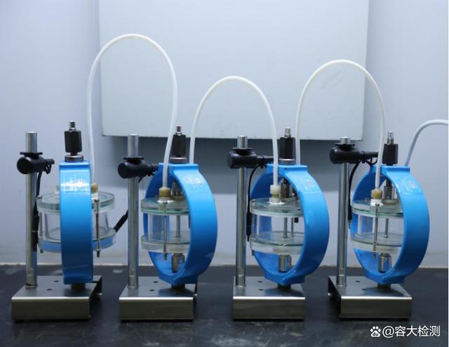 10月20日,工業和信息化部發布了2022年第23號公告,由舞鋼主導制定的我國首個《抗濕硫化氫腐蝕鋼板》行業標準成功發布。 該標準由舞鋼公司主導,冶金工業信息標準研究院參與共同完成。項目組從標準建議書提交、申報、答辯,到標準的編制、起草、征求意見、審查審定,以及公示、公布等環節嚴格把關,歷時近3年努力完成。 該項標準填補了我國抗濕硫化氫腐蝕鋼板標準空白,解決了抗濕硫化氫腐蝕鋼板采購卡脖子難題,打通了從技術研發、產品設計、裝備制造到產品營銷最后一公里,對于國內抗濕硫化氫腐蝕鋼板產業高質量發展具有深遠意義。 該項行業標準是依據工業和信息化部工信廳科函(2019)276 號文“關于印發 2019 年第四批行業標準制修訂和外文版項目計劃的通知”下達的項目計劃, 2020年8月,全國鋼標委鋼板和鋼帶分委員會組織各起草單位成立起草工作組,由舞陽鋼鐵有限責任公司為組長單位,負責主要起草工作。工作組對國內外抗濕硫化氫腐蝕鋼板產品和技術現狀與發展情況進行全面調研,同時廣泛搜集相關標準和國內外技術資料,進行了大量的研究分析、資料查證工作,結合實際應用經驗,進行全面總結和歸納,在此基礎上編制出《抗濕硫化氫腐蝕鋼板》標準,依據所收到的公開征求的社會意見,進行分類、歸納、整理和分析,于 2021 年 11 月完成了標準送審稿。全國鋼標委鋼板鋼帶分委員會與標準審查會,通過了此標準的審定。經過全國鋼標委鋼板鋼帶分委員會絕大多數委員投票通過了此標準的審查,獲得了批準,最終由中國工業和信息化部進行發布。 de1bb805c27e7ca704aee101fe9d728d.jpeg 該項標準從國內抗濕硫化氫腐蝕鋼板的發展要求出發,對所用鋼板化學成分、力學性能、表面質量及交貨狀態,試驗和檢驗方法等多方面技術要求進行了明確規定,對產品市場推廣應用起著規范性指導作用。 舞鋼成功申請完成此項標準制定,是企業科研創新綜合實力的有力體現,為加快國內抗濕硫化氫腐蝕鋼板國際化進程起到引領作用,對抗濕硫化氫腐蝕鋼板市場的規范、推廣及應用具有重要意義。 10月20日,工業和信息化部發布了2022年第23號公告,由舞鋼主導制定的我國首個《抗濕硫化氫腐蝕鋼板》行業標準成功發布。 該標準由舞鋼公司主導,冶金工業信息標準研究院參與共同完成。項目組從標準建議書提交、申報、答辯,到標準的編制、起草、征求意見、審查審定,以及公示、公布等環節嚴格把關,歷時近3年努力完成。 該項標準填補了我國抗濕硫化氫腐蝕鋼板標準空白,解決了抗濕硫化氫腐蝕鋼板采購卡脖子難題,打通了從技術研發、產品設計、裝備制造到產品營銷最后一公里,對于國內抗濕硫化氫腐蝕鋼板產業高質量發展具有深遠意義。 該項行業標準是依據工業和信息化部工信廳科函(2019)276 號文“關于印發 2019 年第四批行業標準制修訂和外文版項目計劃的通知”下達的項目計劃, 2020年8月,全國鋼標委鋼板和鋼帶分委員會組織各起草單位成立起草工作組,由舞陽鋼鐵有限責任公司為組長單位,負責主要起草工作。工作組對國內外抗濕硫化氫腐蝕鋼板產品和技術現狀與發展情況進行全面調研,同時廣泛搜集相關標準和國內外技術資料,進行了大量的研究分析、資料查證工作,結合實際應用經驗,進行全面總結和歸納,在此基礎上編制出《抗濕硫化氫腐蝕鋼板》標準,依據所收到的公開征求的社會意見,進行分類、歸納、整理和分析,于 2021 年 11 月完成了標準送審稿。全國鋼標委鋼板鋼帶分委員會與標準審查會,通過了此標準的審定。經過全國鋼標委鋼板鋼帶分委員會絕大多數委員投票通過了此標準的審查,獲得了批準,最終由中國工業和信息化部進行發布。 de1bb805c27e7ca704aee101fe9d728d.jpeg 該項標準從國內抗濕硫化氫腐蝕鋼板的發展要求出發,對所用鋼板化學成分、力學性能、表面質量及交貨狀態,試驗和檢驗方法等多方面技術要求進行了明確規定,對產品市場推廣應用起著規范性指導作用。 舞鋼成功申請完成此項標準制定,是企業科研創新綜合實力的有力體現,為加快國內抗濕硫化氫腐蝕鋼板國際化進程起到引領作用,對抗濕硫化氫腐蝕鋼板市場的規范、推廣及應用具有重要意義。