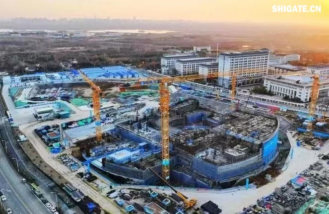 1月11日,河鋼集團舞鋼公司生產的一批高端鋼板發往客戶,將用于又一項“國之重器”——安徽合肥加快建設聚變能實驗裝置(BEST)項目的關鍵部位制造。 舞鋼公司深入貫徹落實集團戰略部署,緊盯高端客戶的需求,發揮自身技術優勢,研發生產更多的高端特種鋼板,打造更多的“國之重器”。針對客戶志在通過該項目打造“世界首個緊湊型聚變能實驗裝置”的目標,舞鋼公司高端高效益產品攻關團隊不斷優化營銷方案,通過提供“一攬子”解決方案,贏得了客戶的認可。在研發過程中,公司優化工藝方案,在軋制環節增加兩項創新措施,并強化質量過程管控,確保了鋼板表面質量和內部質量全部優于客戶需求,并按期交貨。 微信圖片_20250220083851.jpg 安徽合肥加快建設聚變能實驗裝置(BEST)項目總用地面積約16萬平方米,總建筑面積約15萬平方米。該裝置作為全超導托卡馬克核聚變實驗裝置(EAST)的后續項目,將在第一代EAST裝置的基礎上,首次演示聚變能發電,并有望率先建成世界首個緊湊型聚變能實驗裝置。 1月11日,河鋼集團舞鋼公司生產的一批高端鋼板發往客戶,將用于又一項“國之重器”——安徽合肥加快建設聚變能實驗裝置(BEST)項目的關鍵部位制造。 舞鋼公司深入貫徹落實集團戰略部署,緊盯高端客戶的需求,發揮自身技術優勢,研發生產更多的高端特種鋼板,打造更多的“國之重器”。針對客戶志在通過該項目打造“世界首個緊湊型聚變能實驗裝置”的目標,舞鋼公司高端高效益產品攻關團隊不斷優化營銷方案,通過提供“一攬子”解決方案,贏得了客戶的認可。在研發過程中,公司優化工藝方案,在軋制環節增加兩項創新措施,并強化質量過程管控,確保了鋼板表面質量和內部質量全部優于客戶需求,并按期交貨。 微信圖片_20250220083851.jpg 安徽合肥加快建設聚變能實驗裝置(BEST)項目總用地面積約16萬平方米,總建筑面積約15萬平方米。該裝置作為全超導托卡馬克核聚變實驗裝置(EAST)的后續項目,將在第一代EAST裝置的基礎上,首次演示聚變能發電,并有望率先建成世界首個緊湊型聚變能實驗裝置。