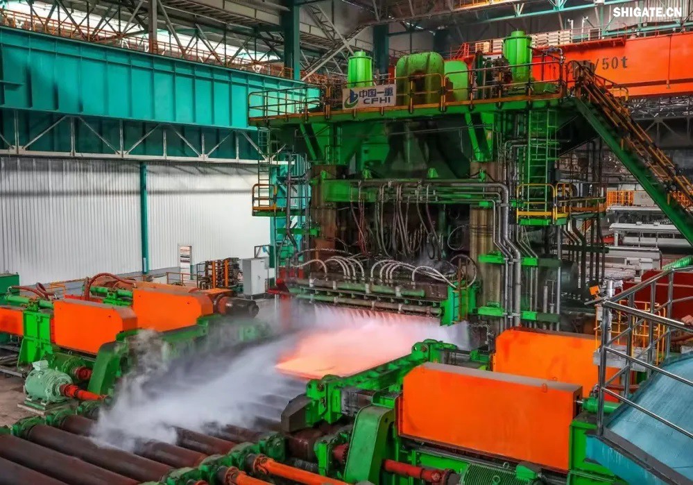 日前,河鋼集團舞鋼公司研發生產的最大厚度32mm的高性能X70Q管線鋼下線。該產品性能檢驗結果顯示,各項性能指標均達到國際領先水平,將替代進口,用于國內某LNG公共管廊項目建設。 640.jpg 舞鋼堅定特鋼思路,堅持走好高端產品路線,緊跟客戶端、市場端需求進行品種開發,打造新的差異化優勢,持續鞏固行業領先地位。在與該客戶對接的過程中,了解到客戶急需大厚度規格管線鋼,并對產品拉伸與落錘性能都提出了較高要求。 針對該產品生產難度大、交貨期緊張的實際情況,舞鋼高端產品攻關團隊為客戶制定專屬的生產供貨方案,贏得了客戶認可。研發過程中,舞鋼通過多次試驗論證,精心設計工藝,在冶煉環節優化調整鋼種成分,在軋鋼環節新增2項軋制要點,嚴格把控過程質量,最終攻克了該類大厚度鋼板的屈強比、落錘性能難以保證的行業性技術難題,確保了鋼板各項技術指標均優于客戶要求,達到國際領先水平。 日前,河鋼集團舞鋼公司研發生產的最大厚度32mm的高性能X70Q管線鋼下線。該產品性能檢驗結果顯示,各項性能指標均達到國際領先水平,將替代進口,用于國內某LNG公共管廊項目建設。 640.jpg 舞鋼堅定特鋼思路,堅持走好高端產品路線,緊跟客戶端、市場端需求進行品種開發,打造新的差異化優勢,持續鞏固行業領先地位。在與該客戶對接的過程中,了解到客戶急需大厚度規格管線鋼,并對產品拉伸與落錘性能都提出了較高要求。 針對該產品生產難度大、交貨期緊張的實際情況,舞鋼高端產品攻關團隊為客戶制定專屬的生產供貨方案,贏得了客戶認可。研發過程中,舞鋼通過多次試驗論證,精心設計工藝,在冶煉環節優化調整鋼種成分,在軋鋼環節新增2項軋制要點,嚴格把控過程質量,最終攻克了該類大厚度鋼板的屈強比、落錘性能難以保證的行業性技術難題,確保了鋼板各項技術指標均優于客戶要求,達到國際領先水平。