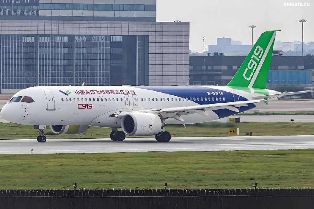 12月9日，國產大飛機C919的全球首家用戶東航，正式接收首架C919飛機，標志著國產大飛機邁出市場運營的“第一步”，也標志著中國民航運輸市場首次擁有中國自主研發的噴氣式干線飛機。  消息傳來，河鋼集團干部職工倍感振奮。因為，國產大飛機工程也凝聚了河鋼干部職工的心血和汗水，見證了河鋼人的獨特貢獻。河鋼自主研發的390mm大厚度調質鋼20MnNiMo，填補國內空白，用于大飛機項目的核心設備——世界最大的8萬噸級模鍛壓機制造，為國產大飛機提供堅強的鋼鐵支撐。    建功大國重器  航空模鍛件是飛機的“鋼脊鐵翅”，需要大型的模鍛設備才能高質量批量鍛制。在中國制造大型模鍛壓機之前，僅有美國、俄羅斯、法國3個國家有類似設備，最大鍛造等級為俄羅斯的7.5萬噸級。  2003年，我國啟動重型模鍛壓機論證，組成專家隊伍開始研制世界最大的8萬噸級大型模鍛壓機。正是該項目的啟動，讓河鋼與國產大飛機結下不解之緣。  制造模鍛壓機機架所用頂級鋼板——大厚度調質鋼20MnNiMo，是該裝備中生產難度最大的鋼種，內部致密度、純潔度、機械性能及平直度等各項標準要求極高，且由于鋼板大單重、大厚度，其表面質量、性能合格率、探傷合格率極難保證，生產難度很大。此前，國內沒有廠家能夠生產，國外進口同類鋼板每噸價格高達8萬元。  “為國造好鋼，建功大國重器。助力大飛機制造，河鋼人義不容辭！”2009年2月，接到任務的河鋼集團舞鋼公司（以下簡稱舞鋼）立即組織技術人員開展專項攻關，先后解決了鋼板內部金屬致密度純潔度、鋼板表面質量、鋼板熱處理機械性能、鋼板平直度等多項重大技術難題。  經過6個多月的攻堅克難，2009年7月，總量為82塊、2348噸的390mm大厚度調質鋼20MnNiMo全部生產完畢并成功交付。產品各項性能均超出國外同類產品標準，完全能夠滿足使用要求，價格卻遠遠低于同類進口產品，鋼板全部高質量按期交貨，獲得高度評價。  2013年4月，8萬噸級大型模鍛壓機建成投產。這臺總高42米、總重2.2萬噸的世界最大模鍛壓機，最大模鍛壓制力可達1000MN，壓機尺寸、整體質量和最大單件重量均為世界之首，僅用3分半鐘便可制作一個飛機起落架，將我國高端重大裝備的制造能力托舉到國際頂級水平。  2015年11月2日，由8萬噸大型模鍛壓機生產出的首款新一代噴氣式干線客機C919，面向全球公開亮相，壓機尺寸、整體質量和最大單件重量均為世界之首。    研發“爭氣鋼”  在河鋼人心中，為國產大飛機項目關鍵設備自主研發“爭氣鋼”，是一份舍我其誰的光榮和信任，更是一份為國爭光的使命和責任。秉持著這樣的認識和定位，舞鋼技術人員充分發揮技術優勢，通力協作、密切配合，圓滿完成390mm大厚度調質鋼20MnNiMo研制任務。大厚度調質鋼20MnNiMo的研發過程中，煉鋼過程是關鍵環節之一?！坝捎?90毫米厚的大飛機用調質鋼20MnNiMo要求內部致密度、潔凈度、調質后機械性能等各項標準都非常高，在一煉鋼環節，生產高品質的合格電渣錠熔煉母材——優質20MnNiMo連鑄坯是基礎?！弊鳛槲桎撾娫厝奂夹g的首批研發者、參與者、見證者，舞鋼一檔技術主管畢殿閣談及該鋼的研發記憶猶新，“在此之前，20MnNiMo鋼種從未在舞鋼一煉鋼1900mm連鑄機生產線上生產過?！? 據畢殿閣介紹，由于高鎳高鉬連鑄坯易產生裂紋，生產困難不可想象。但大飛機項目作為國家一項重大項目，“建功大國重器”激發了職工們的榮耀感和使命感，舞鋼為此專門成立了攻關隊，并制定了一系列激勵措施，全力以赴挑戰極限，克服了一切不可預見的困難。  連鑄車間從控制澆注鋼水過熱度、調整鑄機二冷水參數、調整鑄機澆注拉速等，一項一項消除可能造成澆注失敗的不利因素，成功研發出了針對20MnNiMo鋼種的澆注工藝，并保證了鋼坯成功澆注。在電渣重熔環節，創新渣系的研究與開發以及熔速、冷卻制度，確保電渣爐的生產順行和電渣錠內部質量。  20MnNiMo鋼板軋制環節，更是困難重重，最大的難關莫過于鋼板表面質量及板型軋制攻關。  今年50歲的“河鋼工匠”、舞鋼軋鋼首批高級作業師任亞強是當時20MnNiMo軋制攻關團隊的主操手?！爱敃r是20MnNiMo鋼板的國內首次生產，我們必須要精心操作、精準控制，努力實現‘國內首創’優秀成果。”為此，任亞強連續半個月堅守在崗位上，并通過自己的觀察、思考，提出在軋制中對留尾、展寬及道次壓下量進行優化，改善鋼板平直度，在終軋道次采用低速大壓下規程軋制的工藝改進方案。方案實施后，攻克了該鋼表面不允許有任何缺陷，平直度不超過6mm/米的行業軋制技術難題，圓滿完成該鋼種的軋制任務。  “人隨鋼走”是研發團隊成員、舞鋼科技部核電鋼研究所主管工程師張萌工作狀態的寫照。那段時間里，他日夜跟蹤生產，從煉鋼到軋鋼，采集記錄數據，為各環節的技術升級積淀原始依據。  為攻克該類大厚度鋼板內部性能易波動行業難題，他和同事輪流在生產現場熬夜，實在困了就趴在桌子邊打個盹兒。經過反復研究、試驗，他們最終找出了問題原因，根據試驗數據三次對工藝進行技術升級，得到了最優工藝方案，也為后續其他品種電渣鋼的研發打下基礎。在鋼板熱處理工序，專門對一軋鋼的車底式爐進行技術升級攻關，保證了390mm厚、5米多長的鋼板熱處理冷卻后的性能穩定；他們創新鋼板壓平工藝，攻克了鋼板的平直度難以控制的技術難題。  回憶那段難忘的研制經歷，張萌動情地說：“在熱處理環節，面對著數百度的輻射高溫，我們的職工們一只胳膊擋住被烤得生疼的臉，另一只胳膊湊近鋼板去放墊塊。正是經受住這樣的‘烤’驗，和精細到每一個環節的全方位過程控制，才讓我們收獲了來之不易的研發碩果?！?   點亮河鋼品牌  390mm大厚度調質鋼20MnNiMo的成功研制，為舞鋼積淀了豐厚的技術優勢——“大飛機項目用390mm厚20MnNiMo鋼板的研制開發”技術成果榮獲中國鋼鐵工業協會、中國金屬學會和河北省冶金科學技術獎；電渣重熔技術成為舞鋼當前的“王牌技術”之一，電渣重熔水電鋼S500Q、S550Q最大厚度達到285mm厚度，在國內獨占鰲頭；核電鋼Q345D國標一級探傷要求380mm厚度規格品質國內首屈一指……以研發國家重大工程急需鋼材為己任，舞鋼在全面對接高端市場、服務國家重大工程中，實現了產品競爭力的快速提升。  在航空航天用鋼領域，舞鋼為中國首次載人航天飛行及天宮一號、神舟九號和長征二號F的研制配套做出了突出貢獻。同時，在水電、核電、石油化工煤化工、海洋工程、高層建筑、橋梁等用鋼諸多領域，均發揮了關鍵性作用。  舞鋼的產品創新研發，是河鋼持續推進客戶結構、產品結構“兩個結構優化”的縮影。近年來，河鋼大力培育行業第一、唯一，加快在超高強汽車鋼、覆膜家電板、海工鋼等領域打造更多“單打冠軍”。  研制開發的船用LNG低溫奧氏體型高錳鋼、超厚加釩鉻鉬鋼板、特殊功能鋅鋁鎂涂層等30余個新產品填補國內空白。核電用鋼、海洋工程用鋼、鍋爐及壓力容器用鋼、高強抗震鋼筋等產品國內第一品牌優勢更加凸顯……  如今，河鋼定制研發的一系列高端產品廣泛應用于港珠澳大橋、“華龍一號”核電站、“天眼”工程、奧運工程、國產大飛機、極地重載運輸船、航空航天等系列重大科技和工程項目，在鑄就“大國重器”中彰顯了河鋼品牌的力量與擔當。