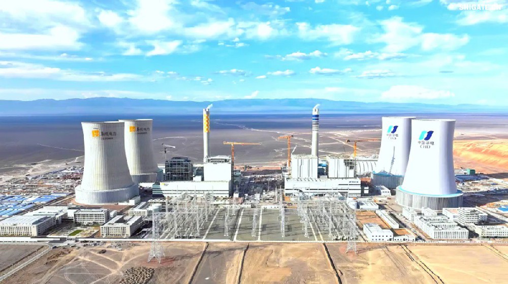 9月4日，我國首個“沙戈荒”新能源外送基地——新疆華電哈密2×100萬千瓦煤電項目建成投產，經過為期半個多月試運行，狀況良好。在該項目建設過程中，河鋼集團舞鋼公司高端容器鋼板替代進口，獨家用于項目所需國內首批100萬千瓦高效超超臨界純燃新疆高堿煤鍋爐等核心設備的制作，為國家重點新能源項目建設作出突出貢獻。    新疆華電哈密2×100萬千瓦煤電項目是國家十四五重點能源項目，新疆天山北麓戈壁能源基地重要組成部分，也是我國首個“沙戈荒”新能源外送基地首批機組和“疆電入渝”首批電源項目。新疆天山北麓戈壁能源基地通過“風光火熱儲一體化”模式，推動新能源高比例外送，對優化電力資源配置、促進區域協調發展具有重要意義。    640.jpg     河鋼集團舞鋼公司依靠科技創新和技術進步，不斷提升核心競爭力。圍繞市場和客戶需求，在產品創新上下足功夫，做到研發一代、生產一代、儲備一代，加快鋼鐵產品由“原料級”向“材料級”轉變，不斷提升產品價值和客戶服務能力。針對項目方要樹立“戈壁綠電新標桿”的理念，河鋼集團舞鋼公司與參建單位聯合，為其生產項目核心關鍵設備提供所需鋼板。在生產過程中，科技人員創新工藝，在冶煉、軋鋼環節增加3項附加要求，嚴格跟蹤工藝執行，攻克了鋼板表面質量易波動等行業難題，確保了鋼板各項指標完全滿足客戶需求并按期交付。    新疆華電哈密2×100 萬千瓦煤電項目是國家“十四五” 重點能源項目，也是“疆電入渝”工程的重要配套電源。項目位于哈密三塘湖戈壁腹地，規劃裝機容量200萬千瓦。江西水電承建了該項目輸煤系統建筑安裝工程，包括輸煤棧橋、轉運站、碎煤機室等關鍵設施。自2024年4月開工以來，面對施工現場自然環境惡劣和緊張工期等諸多不利因素，江西水電項目團隊齊心協力、迎難而上，精心組織、科學管理，統籌抓好安全、質量和進度，全力推動項目建設，確保了輸煤系統全線設備安裝、調試工作順利完成，為機組燃煤供應提供了可靠保障，為首臺機組投產奠定了堅實基礎。    b1e903722c7a4f6b8aa0be1839829f67.jpg    在項目建設過程中，江西水電項目團隊始終堅持高標準、嚴要求，積極與各參建單位協同作戰，克服了一個又一個技術難題。特別是在1號機組順利通過168小時試運行后，項目團隊乘勝追擊，加快推進2號機組建設，僅用兩個月時間就實現了2號機組的投產，安全、優質、高效地完成了既定目標，實現年內1號、2號機組雙投。    據了解，新疆華電哈密 2×100 萬千瓦煤電項目采用了國產高效超超臨界間接空冷燃煤機組，配套建設了封閉式煤場和210米高鋼結構間冷塔，具有顯著的技術優勢和環保效益。投產后，該項目每年預計可向重慶輸送電力超360億千瓦時，并支撐建設1020萬千瓦新能源項目，每年新增綠電249億千瓦時，在保障能源供應的同時，為我國碳達峰碳中和目標的實現貢獻積極力量。