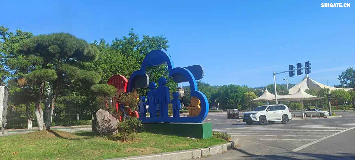 城市綠化美化突出高質量。舞鋼市先后組織實施了四期綠化基礎工程:拆墻透綠工程；庭院綠化工程；市區主干道和兩側風景林綠化工程。興建了迎賓廣場、建中廣場、礦山文化廣場、翠竹園、奮飛廣場、鑫源廣場、桃花園等13處廣場游園，有38個單位達到省級庭院綠化標準。市區綠地面積由創建前的5.6萬平方米增至現在的212.8萬平方米。人均公共綠地面積由創建前的0.6平方米增至現在的21.28平方米。城市綠地覆蓋面積達3.91平方公里，綠化覆蓋率達35.55％，綠地率達34.15％，居河南省縣市之首，極大地改善了城市環境，滿足了城市居民休息、娛樂的需要。  城市夜間景觀突出高檔次。實施城市道路燈光工程，全市共安裝各種型號禮花燈160余盞，建筑輪廓霓虹燈、單位名稱霓虹燈270多處，臨街酒店、門店霓虹燈、燈箱等359處，投入資金總計1200多萬元。初步形成了行政中心莊重大方，城市主干道華麗輝煌，文化娛樂區浪漫溫馨，街道小巷流光溢彩的城市燈光景觀體系。2005年年底市政府又投資400多萬元實施了餐飲一條街霓虹燈工程和彩色音樂水幕噴泉工程，其中音樂水幕噴泉的長度和高度均為中原之最。