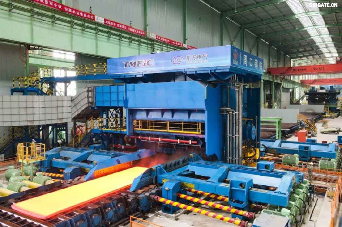 6月1日，河南鋼鐵集團周口基地簡稱（周鋼）二期寬厚板項目控制中心迎來重要里程碑：當操作員按下5500mm精軋機的軋制按鈕，通紅的鋼板如熔金般奔騰穿過軋輥，標志著5500mm軋機熱試圓滿成功。這一震撼場景與5月31日RH真空精煉爐、熱處理線熱試成功交相輝映，正式宣告世界首條“5600mm+5500mm雙超寬機架”寬厚板生產線全線貫通！生產線總長度達到1.4公里，構成了國內已知最長的寬厚板軋鋼車間，連接了近20個精密工序，深基坑群實現了全線的貫通布局。至此，河南鋼鐵集團強勢躋身全球高端鋼鐵制造“第一梯隊”，其高端化、智能化、綠色化發展及特鋼轉型進程由此開啟全新篇章！  6月1日，河南鋼鐵集團周口基地二期寬厚板項目控制中心迎來重要里程碑：當操作員按下5500mm精軋機的軋制按鈕，通紅的鋼板如熔金般奔騰穿過軋輥，標志著5500mm軋機熱試圓滿成功。這一震撼場景與5月31日RH真空精煉爐、熱處理線熱試成功交相輝映，正式宣告世界首條“5600mm+5500mm雙超寬機架”寬厚板生產線全線貫通！至此，河南鋼鐵集團強勢躋身全球高端鋼鐵制造“第一梯隊”，其高端化、智能化、綠色化發展及特鋼轉型進程由此開啟全新篇章！  51d4905bcb7b4c2dd850245e3f679bb4.jpg  這一里程碑時刻，不僅彰顯了河南鋼鐵集團的高端制造實力，更以硬核數據構筑起強勁的市場競爭力。全球唯一一條由5600mm超寬軋機與5500mm精軋機組成的超強產線，可軋制寬度達5300mm、厚度至300mm的船舶級巨板，徹底突破超寬幅特種鋼板的產能瓶頸。其中，RH真空精煉爐年處理鋼水能力達180萬噸，單爐最大處理量170噸，以高效穩定的精煉能力為高端鋼材純凈度筑牢根基。熱處理爐與淬火機系統更展現出頂尖加工水準：熱處理爐可處理厚度6-150mm、寬度900-5300mm、長度3-26米的鋼板，最大板重45噸；淬火機采用多段輥壓式設計，凈寬5700mm，針對26米超長鋼板實現1-60米/分的精準控溫淬火，年處理高端板材15.4萬噸，覆蓋正火、淬火+回火等全流程工藝，通過精準控溫提升產品硬度、強度，改善耐磨性與耐蝕性等關鍵性能，為橋梁鋼、容器鋼、建筑結構鋼等高端產品布局提供強力支撐。  640.jpg  該生產線聚焦海工用鋼、風電塔筒板、超高壓容器板等戰略產品，實現從巨輪龍骨（5300mm寬板）到百米風機塔筒（150mm厚板）的全尺寸覆蓋，助力河南省高端制造向全球產業鏈頂峰跨越。  這一里程碑時刻，不僅彰顯了河南鋼鐵集團的高端制造實力，更以硬核數據構筑起強勁的市場競爭力。全球唯一一條由5600mm超寬軋機與5500mm精軋機組成的超強產線，可軋制寬度達5300mm、厚度至300mm的船舶級巨板，徹底突破超寬幅特種鋼板的產能瓶頸。其中，RH真空精煉爐年處理鋼水能力達180萬噸，單爐最大處理量170噸，以高效穩定的精煉能力為高端鋼材純凈度筑牢根基。熱處理爐與淬火機系統更展現出頂尖加工水準：熱處理爐可處理厚度6-150mm、寬度900-5300mm、長度3-26米的鋼板，最大板重45噸；淬火機采用多段輥壓式設計，凈寬5700mm，針對26米超長鋼板實現1-60米/分的精準控溫淬火，年處理高端板材15.4萬噸，覆蓋正火、淬火+回火等全流程工藝，通過精準控溫提升產品硬度、強度，改善耐磨性與耐蝕性等關鍵性能，為橋梁鋼、容器鋼、建筑結構鋼等高端產品布局提供強力支撐。  1749170885283798.jpg  上圖為周鋼大門    6月1日，河南鋼鐵集團周口基地簡稱（周鋼）二期寬厚板項目控制中心迎來重要里程碑：當操作員按下5500mm精軋機的軋制按鈕，通紅的鋼板如熔金般奔騰穿過軋輥，標志著5500mm軋機熱試圓滿成功。這一震撼場景與5月31日RH真空精煉爐、熱處理線熱試成功交相輝映，正式宣告世界首條“5600mm+5500mm雙超寬機架”寬厚板生產線全線貫通！  超寬生產線    該生產線聚焦海工用鋼、風電塔筒板、超高壓容器板等戰略產品，實現從巨輪龍骨（5300mm寬板）到百米風機塔筒（150mm厚板）的全尺寸覆蓋，助力河南省高端制造向全球產業鏈頂峰跨越。